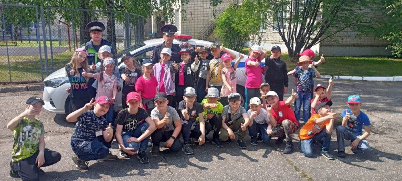 Сотрудники Госавтоинспекции проводят беседы по безопасности дорожного движения в летних пришкольных лагерях